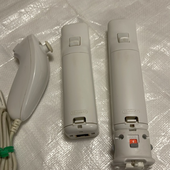Wii controllers - Picture 5 of 6